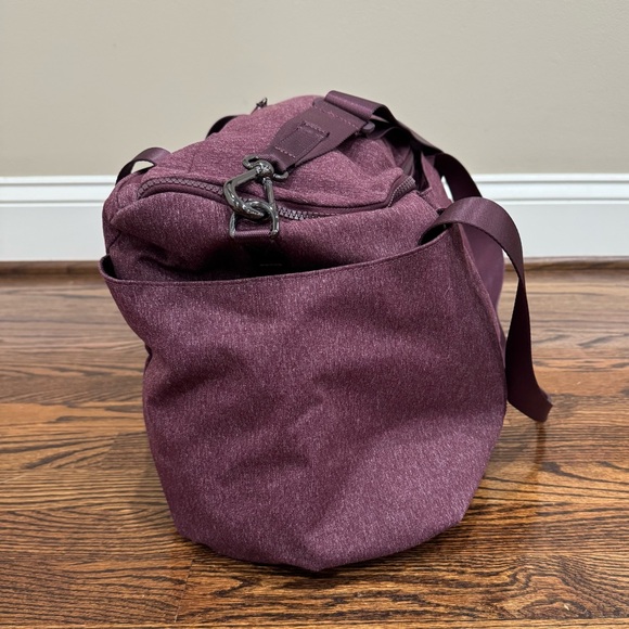Lululemon Athletica Burgundy Travel Bag - Picture 8 of 10